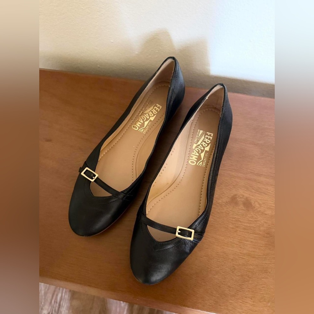 Black Leather Gold Buckle Salvatore Ferragamo Strappy Ballet Flats - Like New! 5